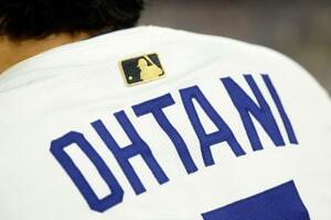 　背中に金色の特別ロゴが付いたユニホームでプレーするドジャースの大谷翔平＝１０月、米ロサンゼルス（ゲッティ＝共同）