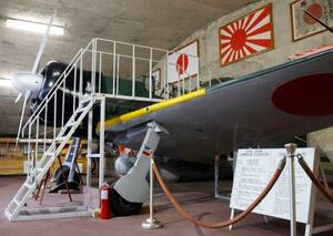 修繕を終え報道公開された旧日本軍時代の戦闘機格納庫「掩体壕」。内部にはゼロ戦のレプリカが置かれていた=11日午後、山口県岩国市の岩国基地