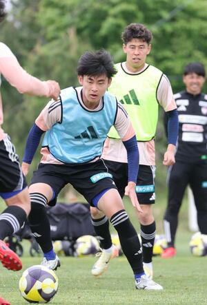 前日練習でボール回しをするMF笠井佳祐ら=聖籠町