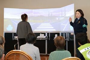 高齢者を対象とした交通安全教室=4月15日、長岡市信濃2