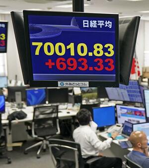 初めて7万円を超えた日経平均株価を示すモニター=16日午後、東京都港区の外為どっとコム