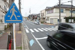 3月に横断歩道を渡っていた小学生がはねられ、けがをした現場。2024年に入っても歩行中の子どもが事故に遭っている=4月3日、新潟市西区内野町