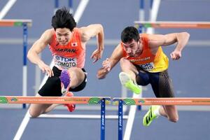 　男子６０メートル障害準決勝で力走する野本周成（左）＝トルン（ゲッティ＝共同）