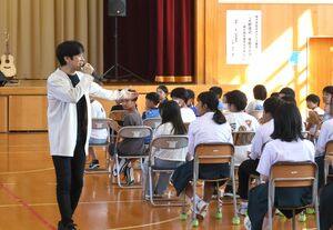 自作の曲を披露し、夢を持つ大切さを語りかける大野靖之さん=柏崎市新道