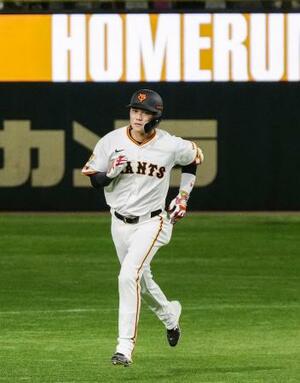 6回、3ランを放った巨人・坂本=東京ドーム