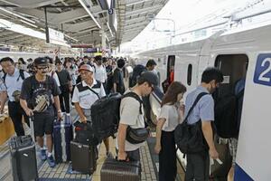 お盆の帰省ラッシュが本格的に始まり、混雑するJR東京駅の新幹線ホーム=2024年8月