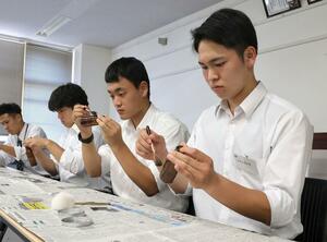 上越署で開かれた就職説明会で指紋の採取を体験した学生ら=上越市藤野新田