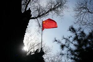 　北京市内に掲げられた中国国旗＝１３日（共同）