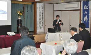 六日町商工会の新春賀詞交歓会で開かれた講演会=南魚沼市小栗山