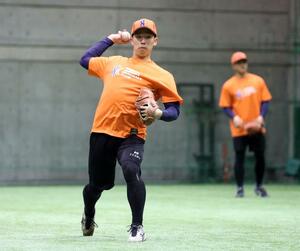 キャッチボールで調整する山田拓朗=エコスタ