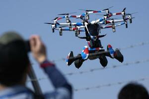 4月、デモ飛行が披露された空飛ぶクルマ「HEXA」=大阪市此花区の夢洲