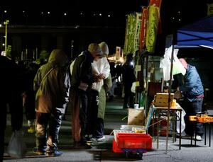 青森県八戸市で行われた「館鼻岸壁朝市」=14日