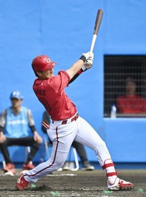 3回、左前に先制打を放つ広島・佐々木=Enagic名護