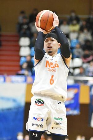 岡山-新潟 シュートを打つ長谷川智伸=岡山県の津山総合体育館(新潟アルビレックスBB提供)