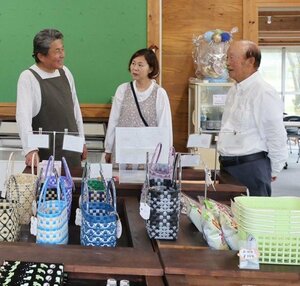 土佐邦夫さん(右)から日本海石地わさび園の運営を引き継いだ横田俊也さん(中央)とかおるさん=柏崎市西山町大崎