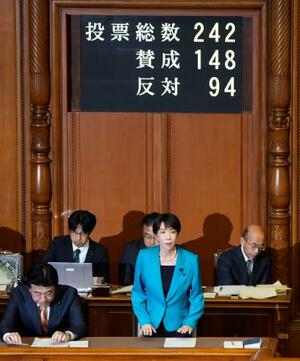 　参院本会議で２０２６年度補正予算が可決、成立され、起立する高市首相（手前右）＝５日午後
