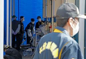 　姫野忠文容疑者の自宅周辺を調べる大分県警の捜査員＝１２日午前９時５９分、大分市