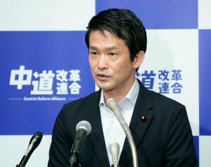 記者会見する中道改革連合の小川代表=22日午前、国会