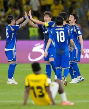 　アルイティハドに競り勝ち準決勝進出を決め、喜ぶ昌子（中央）ら町田イレブン＝ジッダ（共同）
