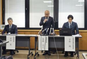 12日に発生した自動運転バス事故について謝罪する弥彦村の本間芳之村長(中央)ら=13日午後2時ごろ、弥彦村役場