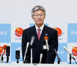 記者会見する新潟県柏崎市の桜井雅浩市長=7日午前、柏崎市