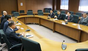 自民党県連幹部と面会する東京都議会自民の小松大祐幹事長(右から3人目)ら=20日、柏崎市