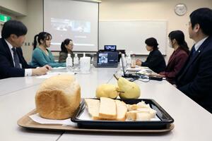 「ル・レクチエ共創会議」発足式で披露された天然酵母パン(手前)=三条市西大崎1