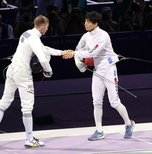 フェンシング男子エペ団体決勝の第3試合を終え、相手選手と握手する古俣聖(右)=2日、パリ(本社写真映像部・新井田悠)