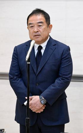 「TOKIO」メンバーの国分太一さんの番組降板に関し、記者の質問に答える日本テレビの福田博之社長=20日午後、東京都港区