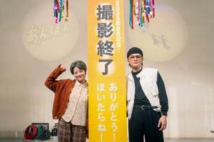 NHKの連続テレビ小説「あんぱん」の撮影が終了し、笑顔を見せる今田美桜さん(左)と北村匠海さん