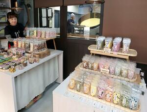 リニューアルした「明治屋ゆか里店」。売り場を広げ、奥の製造作業も見学できるようになった＝新潟市中央区