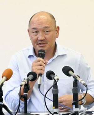 記者会見で辞意を表明したサッカーJ3高知の秋田監督=19日、高知市