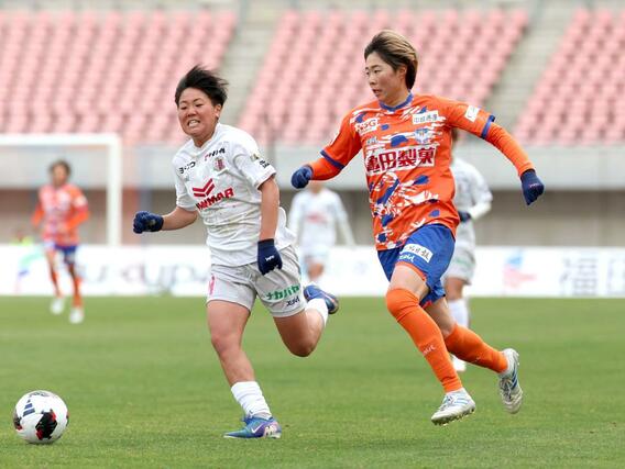 新潟LーC大阪ヤンマー 後半、ドリブルで突破を図るMF城和怜奈(右)=ビッグスワン