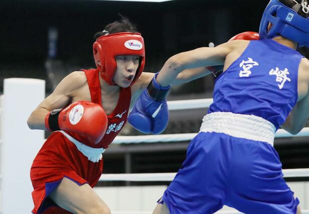 ピン級準々決勝　攻めの姿勢を貫く開志学園の沖海星（左）＝佐賀県ＳＡＧＡサンライズパーク