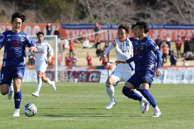 前半、ボールを追うＭＦ落合陸＝ロートフィールド奈良