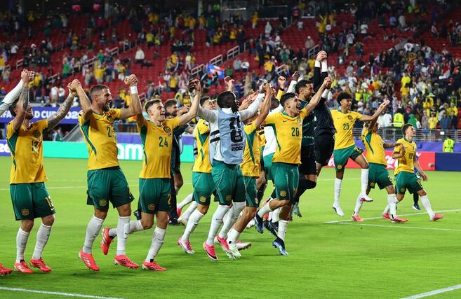 パラグアイと引き分けて決勝トーナメント進出を決め、喜ぶオーストラリアの選手たち＝サンフランシスコ（ロイター＝共同）
