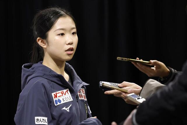 公式練習後、取材に応じる中井亜美＝３０日、サスカトゥーン（共同）