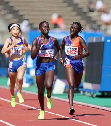 女子１５００メートル決勝　４分１８秒２７で５位入賞のマーガレット・アロットエカラレ（開志国際・５６２））＝７月２９日、福岡市
