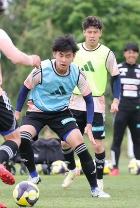 新潟-浦和 前日練習 ボール回しをするMF笠井佳祐(手前)ら=5月10日 聖籠町の専用練習場