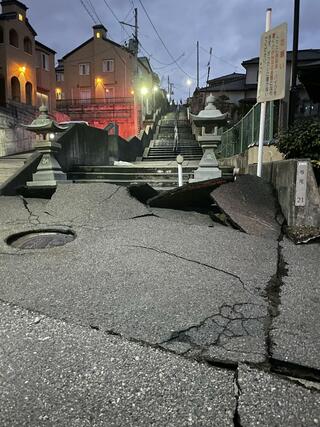 地震により隆起した道路＝１月１日、新潟市西区