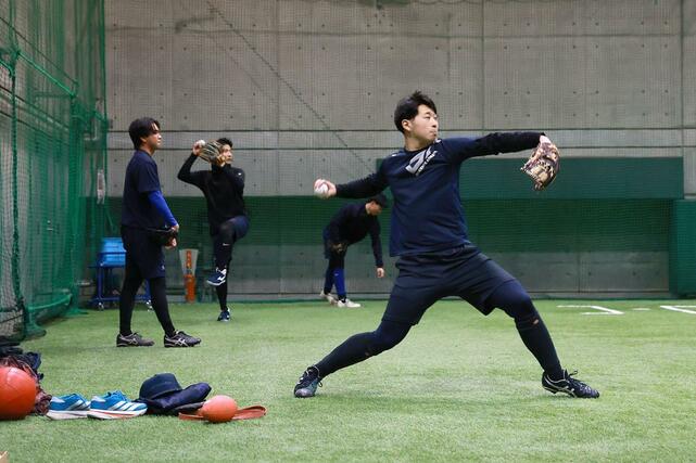 春季キャンプ前、合同自主トレーニングに励むオイシックス新潟ＢＣの選手たち＝３０日、ハードオフ・エコスタジアム