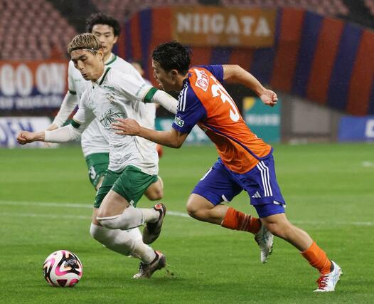 新潟－東京Ｖ　後半、相手ゴールに迫る奥村仁＝２３日、デンカビッグスワン