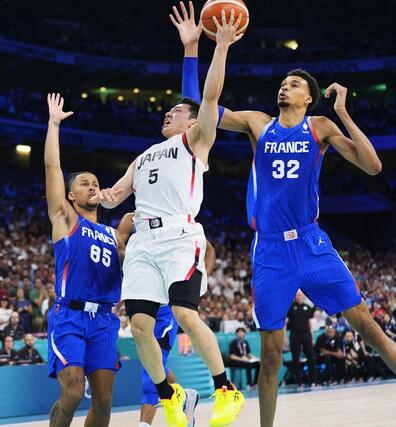 日本-フランス 延長、競り合う河村(中央)=リール(共同)