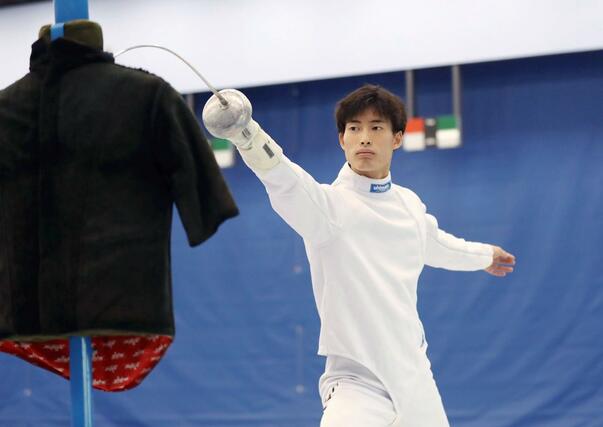 練習するフェンシング・エペの古俣聖選手=2023年7月7日、東京都北区のナショナルトレーニングセンター