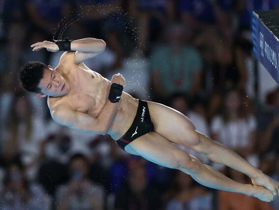 男子高飛び込み決勝　銀メダルを獲得した玉井陸斗の４本目＝８月１０日、パリ郊外（新潟日報社写真映像部・新井田悠）