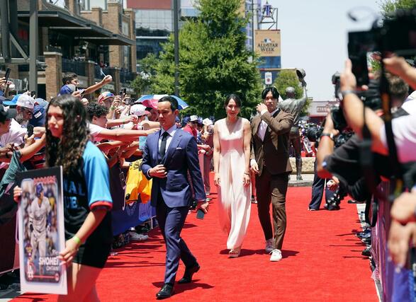 米大リーグ、オールスター戦で、試合前恒例行事のレッドカーペットショーに参加したドジャースの大谷翔平と妻真美子さん＝アーリントン（共同）