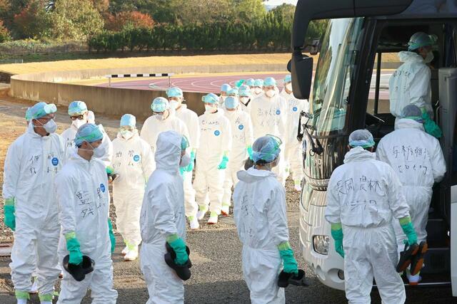 作業のため、現場へ向かうバスに乗り込む県職員＝４日、胎内市