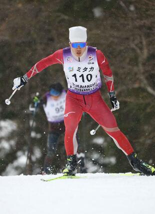 距離 男子10キロフリー 3位に入賞した丸山由利(十日町)が3キロ過ぎの坂を攻める=十日町市