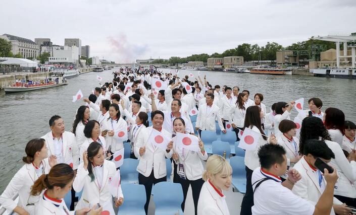 パリ五輪の開会式で、セーヌ川を船で進む日本選手団＝７月２６日、パリ（ゲッティ＝共同）