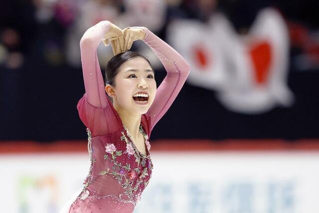 女子フリーの演技を終え、観客席に向かいポーズをとる千葉百音=ヘルシンキ(共同)